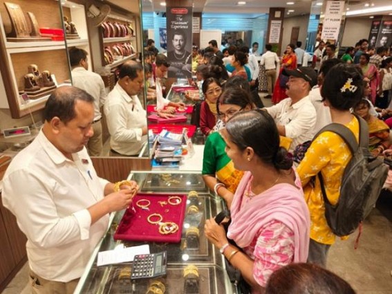 Heavy crowd in gold shops in Agartala on Dhanteras. TIWN Pic Oct 18 Heavy crowd in gold shops in Agartala on Dhanteras. TIWN Pic Oct 18